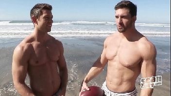 Gay sex transando na praia com o macho