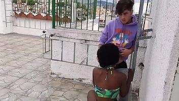 Sexo na favela danadinha transando na lage