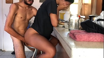 Sexo caseiro na cozinha macho socando tudo na safada