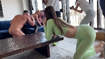 Bastidores de filme porno sendo filmando enquanto ganha boquete
