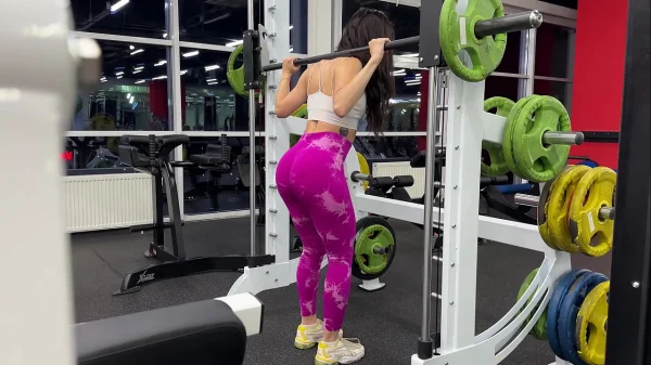 Mulher Fitness Peituda Faz Sexo Oral e Fode até Esguichar