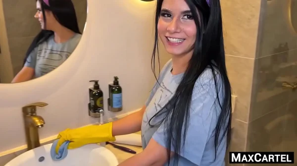 Flagra Quente: Patrão Pega Empregada Pelada Limpando o Banheiro