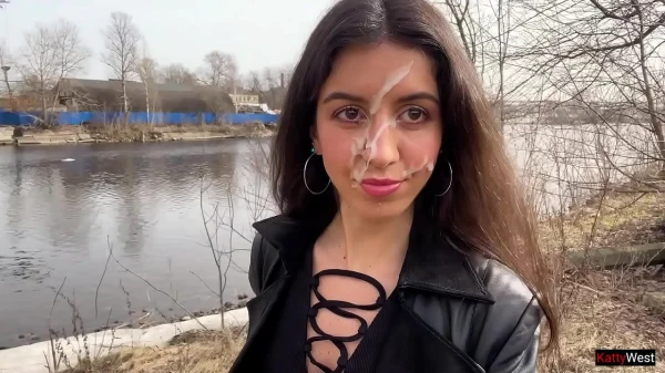 Ninfeta safada leva rola gigantesca no meio do parque