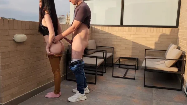 Louca de prazer: Transando na sacada e gemendo alto