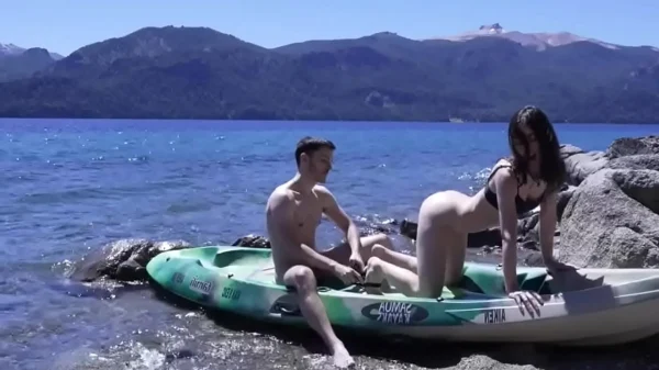 Coroa Safada e Novinho Transando na Praia