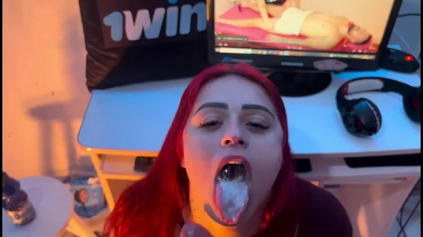 Loira safada em cena de sexo oral intenso e goza na boca