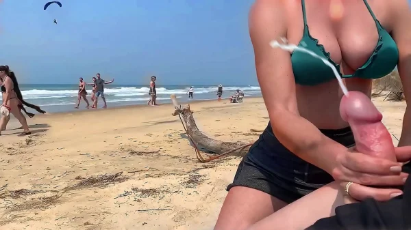 Marido comendo a safada em praia pública