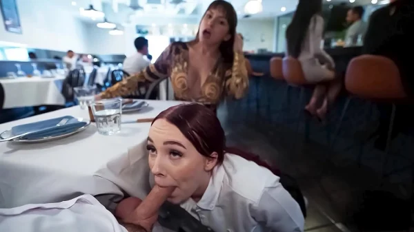 Garçonete safada fode esposa gostosa no restaurante enquanto marido assiste excitado