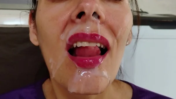 Chupando meu pau duro e engolindo toda a porra quente