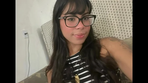 Professora safada mostra a xoxota molhada para o aluno