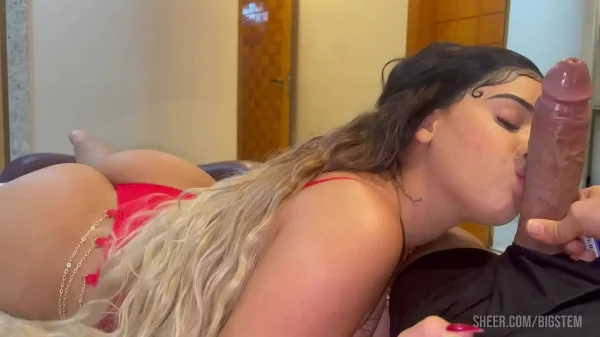 Loira gostosa cavalgando com calcinha puxada de lado
