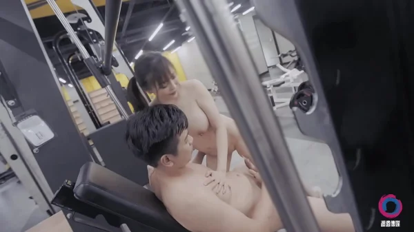 Personal Trainer Fode Aluna Japonesa em Treino Erótico e Suado