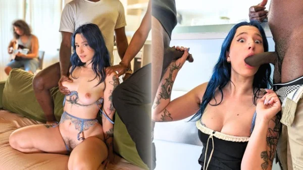 Loira de cabelo azul se masturba e senta rola com tesão
