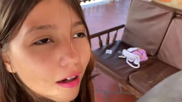 Morena novinha manda a língua no pau e senta gostoso.