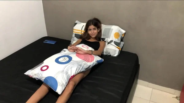 Morena safada dando de quatro para o garotão transar forte